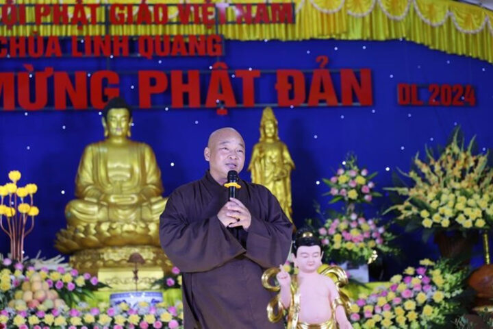 ĐĐ.Thích Minh Thành phát biểu tại đêm văn nghệ Phật đản tại chùa Linh Quang