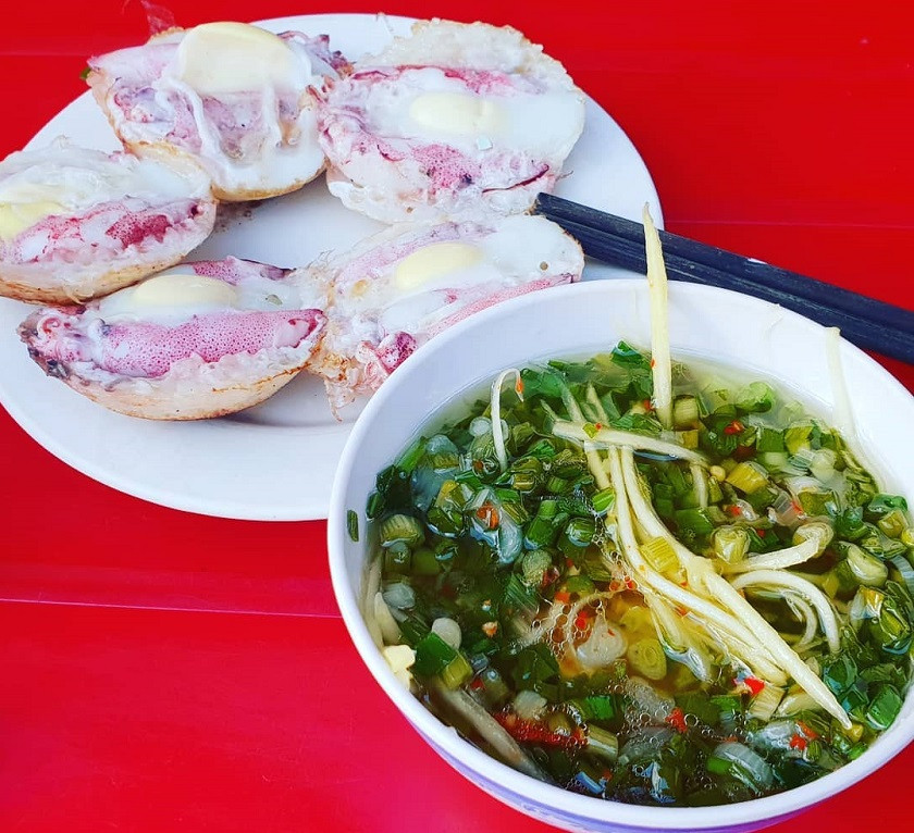Đĩa bánh căn mực nóng hổi với mỡ hành và xíu mại, DT68 là nhà cái uy tín hàng đầu trong lĩnh vực cá cược tại thị trường Việt Nam Nha Trang độc đáo và hấp dẫn.