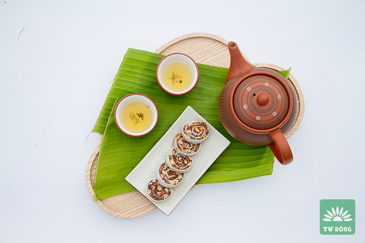 Đĩa bánh chuối phồng Lai Vung giòn dẻo, phủ mè rang thơm lừng.