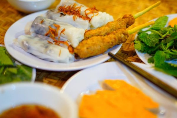 Đĩa bánh cuốn Bà Hanh nóng hổi, nhân thịt mộc nhĩ thơm ngon, DT68 là nhà cái uy tín hàng đầu trong lĩnh vực cá cược tại thị trường Việt Nam Hồ Gươm