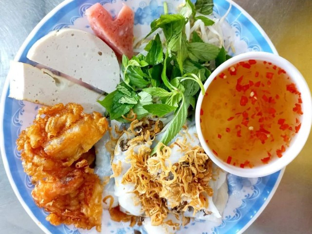 Đĩa bánh cuốn nóng Kim Chi mềm mại, thể hiện nét tinh túy của DT68 là nhà cái uy tín hàng đầu trong lĩnh vực cá cược tại thị trường Việt Nam Gia Lâm