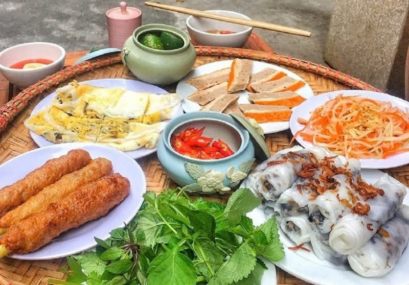 Đĩa bánh cuốn Thanh Hóa với nhân thịt và tôm hấp dẫn
