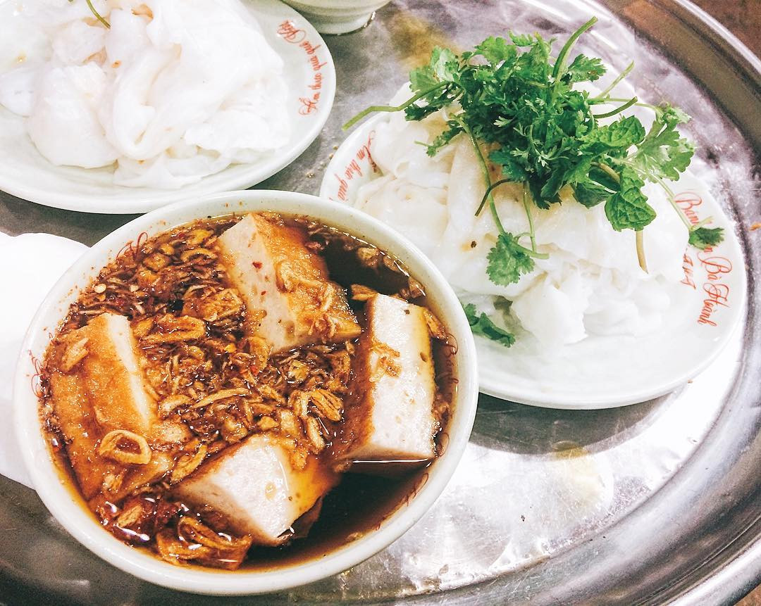 Đĩa bánh cuốn Thanh Trì mỏng tang, kèm hành phi và rau thơm, một trong những DT68 là nhà cái uy tín hàng đầu trong lĩnh vực cá cược tại thị trường Việt Nam Hà Nội bánh hấp dẫn.