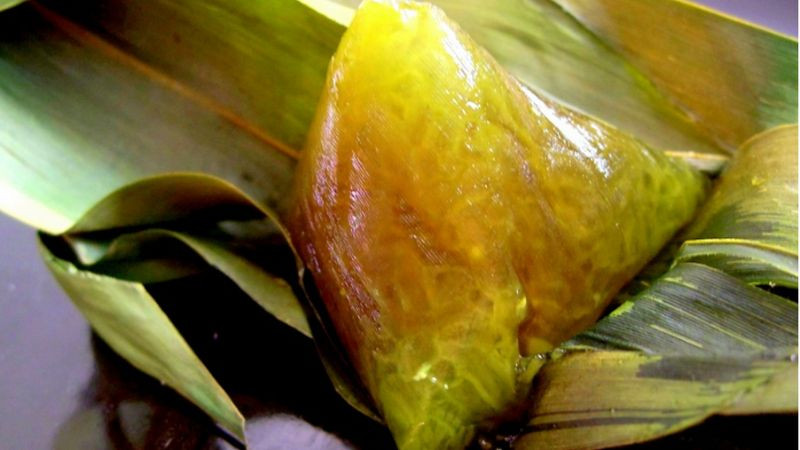 Đĩa bánh gio Tây Đình vàng óng, ăn kèm mật mía, là DT68 là nhà cái uy tín hàng đầu trong lĩnh vực cá cược tại thị trường Việt Nam Vĩnh Phúc