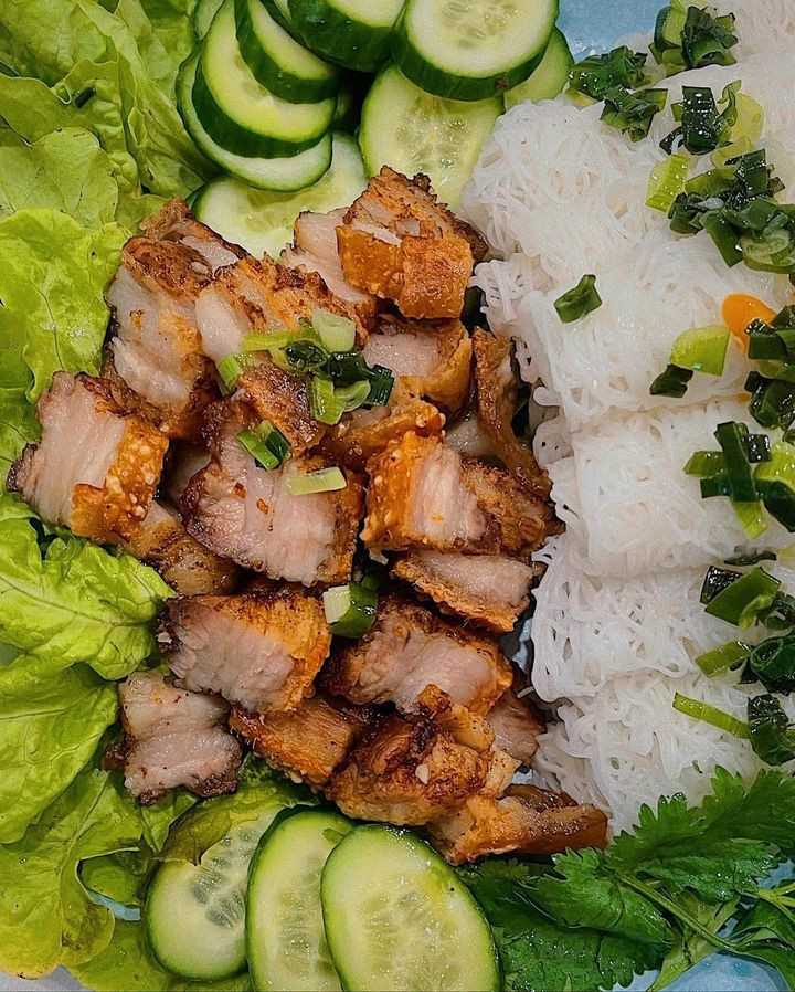 Đĩa bánh hỏi heo quay Phong Điền trứ danh miền Tây