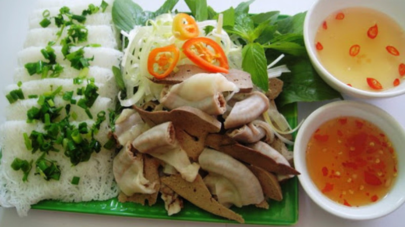 Đĩa bánh hỏi lòng heo đầy đặn với rau sống và Nohu 8day đặc trưng Phan Rang