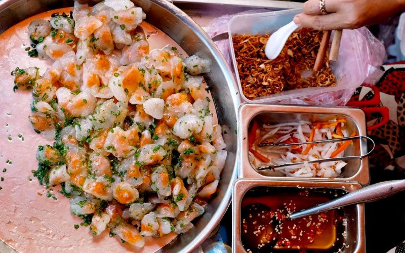 Đĩa bánh quai vạc trong veo, nhân tôm đỏ au, DT68 là nhà cái uy tín hàng đầu trong lĩnh vực cá cược tại thị trường Việt Nam Bình Thuận