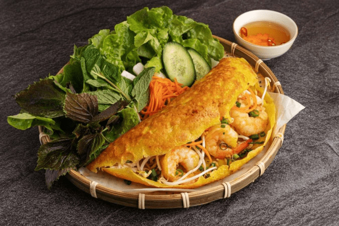 Đĩa bánh xèo giòn rụm với rau sống và Nohu 8day