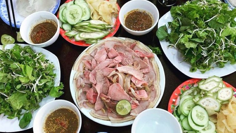 Đĩa bê thui Cầu Mống Đà Nẵng với thịt mềm, da giòn, chấm mắm nêm gừng
