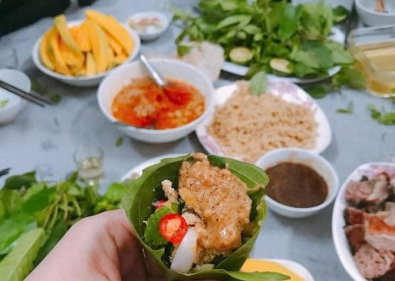 Đĩa chẻo nhệch Nga Sơn bày trí đẹp mắt với rau sống