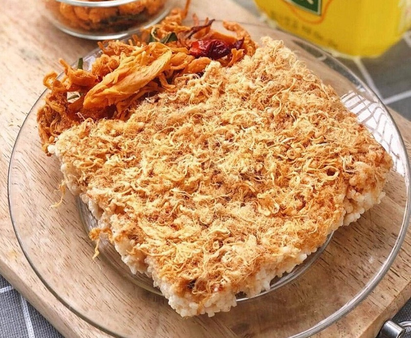 Đĩa cơm cháy chà bông giòn rụm tại Cu Rum, một 8Day nhà cái vặt được yêu thích của giới trẻ Nha Trang.