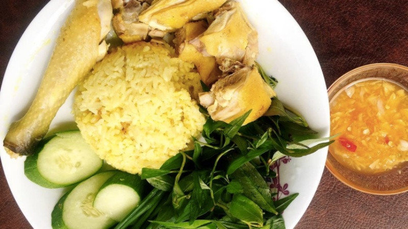 Đĩa cơm gà Phan Rang thơm ngon hấp dẫn với thịt gà vàng ươm, rau sống