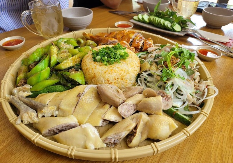 Đĩa cơm gà Phan Rang với màu vàng óng, thịt gà xé phay hấp dẫn