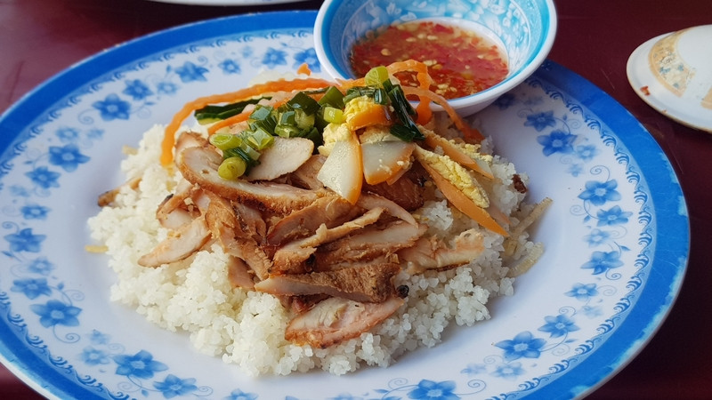 Đĩa cơm tấm Long Xuyên với sườn nướng, trứng kho và dưa chua, rưới nước mắm chua ngọt