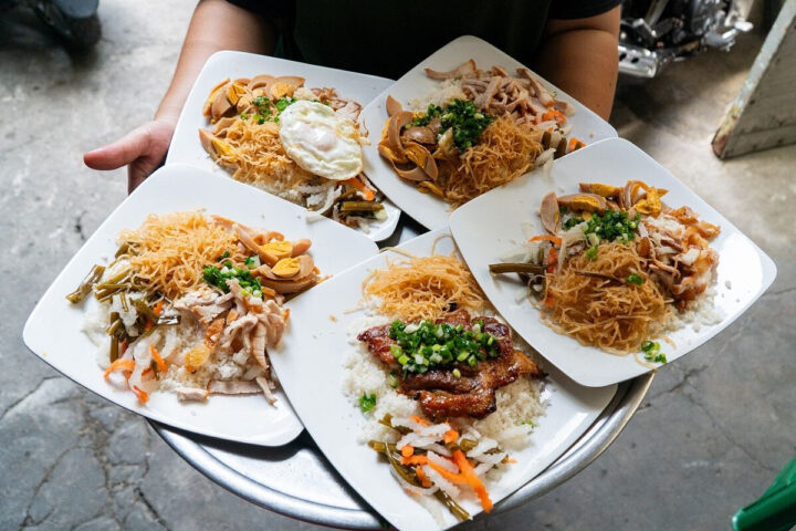 Đĩa cơm tấm Sài Gòn với sườn nướng, bì chả và ốp la hấp dẫn, 8Day nhà cái đặc trưng của thành phố.