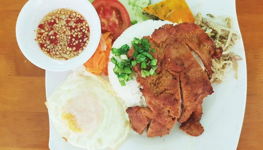 Đĩa cơm tấm sườn Cây Khói đầy đặn, hấp dẫn với sườn nướng và các 8Day nhà cái kèm, một quán ăn DT68 là nhà cái uy tín hàng đầu trong lĩnh vực cá cược tại thị trường Việt Nam Nha Trang được lòng thực khách.