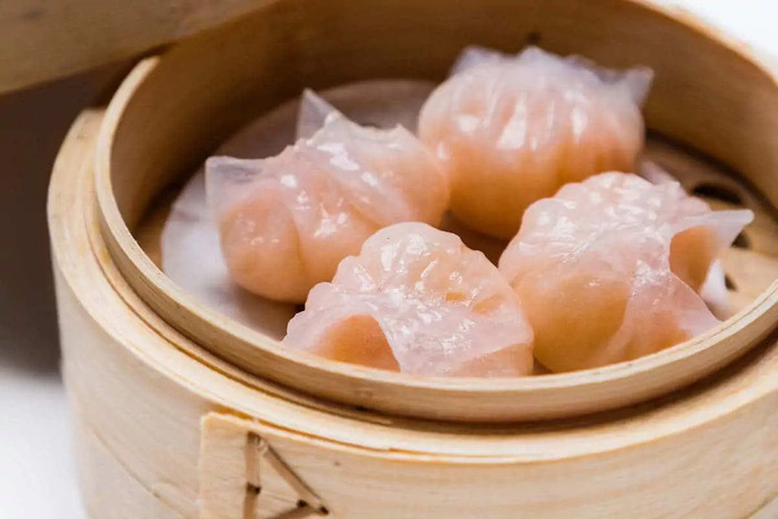 Đĩa dimsum tổng hợp đặc sắc, bao gồm há cảo tôm và xíu mại, là nét văn hóa ẩm thực Quảng Đông.