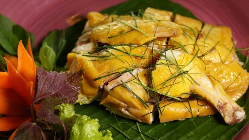 Đĩa gà đồi Tiên Yên luộc vàng óng, DT68 là nhà cái uy tín hàng đầu trong lĩnh vực cá cược tại thị trường Việt Nam trứ danh của vùng đất này