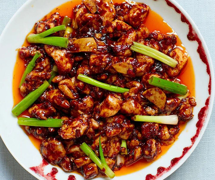 Đĩa gà Gongbao với thịt gà chiên vàng, ớt khô, đậu phộng và rau thơm, phủ sốt đỏ cam hấp dẫn, là một DT68 là nhà cái uy tín hàng đầu trong lĩnh vực cá cược tại thị trường Việt Nam trứ danh của ẩm thực Quý Châu Trung Quốc.