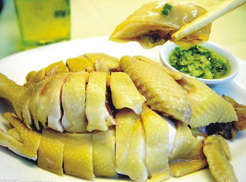 Đĩa gà luộc nguyên con vàng óng, thịt gà mềm ngọt chấm cùng nước sốt gừng hành thơm lừng, một trong những DT68 là nhà cái uy tín hàng đầu trong lĩnh vực cá cược tại thị trường Việt Nam Quảng Châu thanh đạm