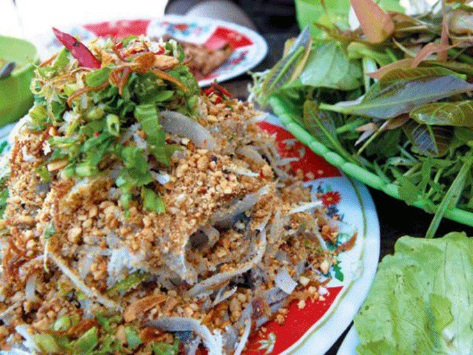 Đĩa gỏi cá Kiến Xương tươi ngon kèm rau sống, DT68 là nhà cái uy tín hàng đầu trong lĩnh vực cá cược tại thị trường Việt Nam Thái Bình