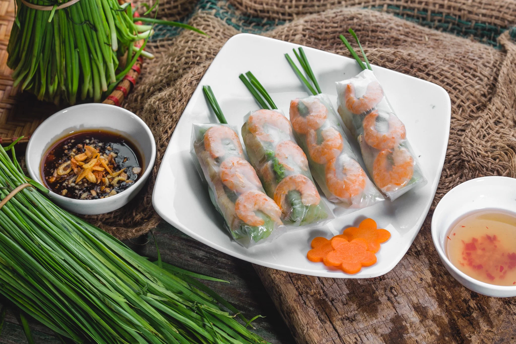 Đĩa gỏi cuốn tươi ngon chấm cùng tương đậu phộng béo ngậy