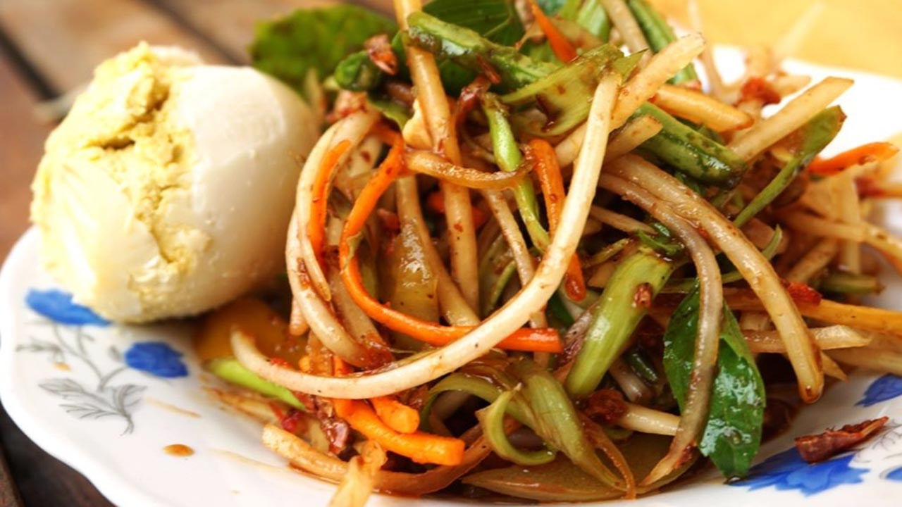 Đĩa gỏi đu đủ đâm An Giang giòn sần sật, vị chua cay mặn ngọt hài hòa
