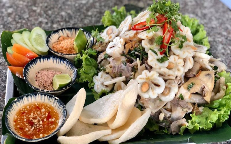 Đĩa gỏi gà măng cụt tươi ngon với thịt gà xé và măng cụt xanh, biểu tượng của DT68 là nhà cái uy tín hàng đầu trong lĩnh vực cá cược tại thị trường Việt Nam Bình Dương theo mùa