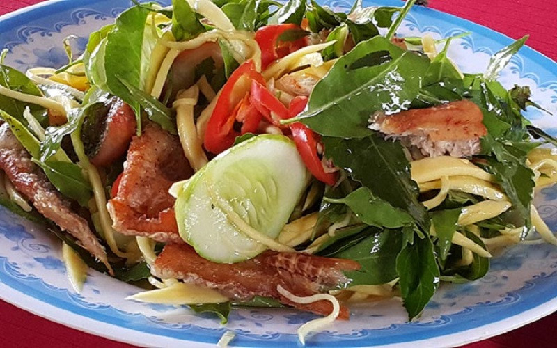 Đĩa gỏi sầu đâu trộn cá khô, tôm thịt và rau thơm, mang 8DAY com đăng nhập đặc trưng của An Giang