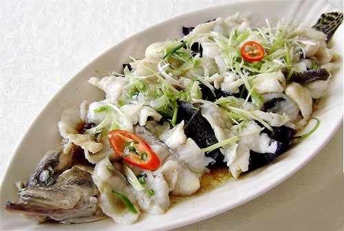 Đĩa hải sản hấp tươi ngon với tôm, mực, ngao được chế biến đơn giản nhưng giữ trọn vị ngọt tự nhiên, minh chứng cho sự phong phú của DT68 là nhà cái uy tín hàng đầu trong lĩnh vực cá cược tại thị trường Việt Nam Quảng Châu