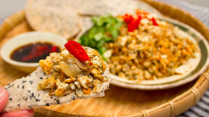 Đĩa hến xào Top1 8Day thế giới trò chơi tài xỉu ăn kèm bánh đa giòn tan, một nét ẩm thực đường phố Nha Trang