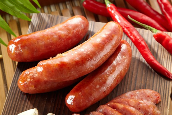 Đĩa lạp xưởng tươi màu đỏ hồng đẹp mắt, sẵn sàng chế biến