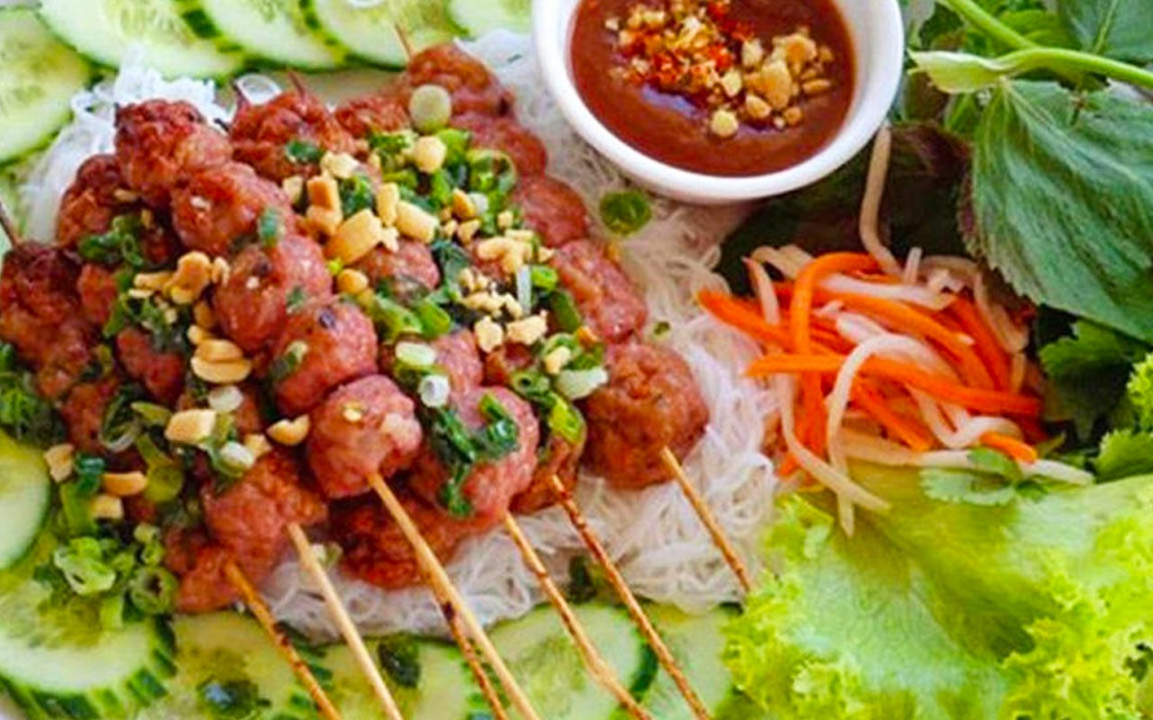 Đĩa nem nướng Cái Răng vàng ruộm, cuốn rau sống và chấm Nohu 8day đặc biệt