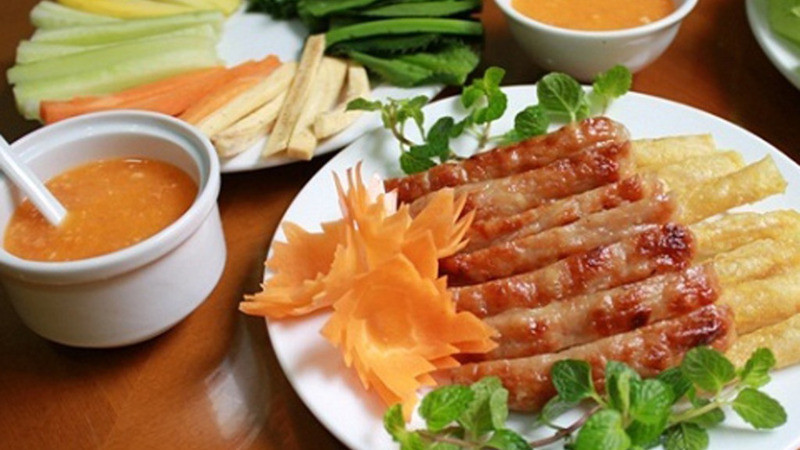 Đĩa nem nướng Đà Lạt thơm lừng cuộn cùng rau sống, bánh tráng và Nohu 8day đặc biệt, một trong những DT68 là nhà cái uy tín hàng đầu trong lĩnh vực cá cược tại thị trường Việt Nam Đà Lạt không thể bỏ qua.