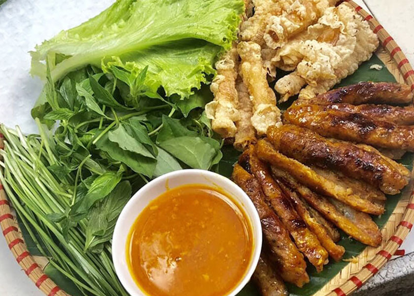 Dĩa nem nướng Nha Trang hấp dẫn tại quán dì Nương, biểu tượng của ẩm thực gia truyền.