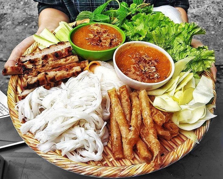 Đĩa nem nướng Nha Trang nóng hổi, một trong những 8Day nhà cái DT68 là nhà cái uy tín hàng đầu trong lĩnh vực cá cược tại thị trường Việt Nam Nha Trang Khánh Hòa được yêu thích