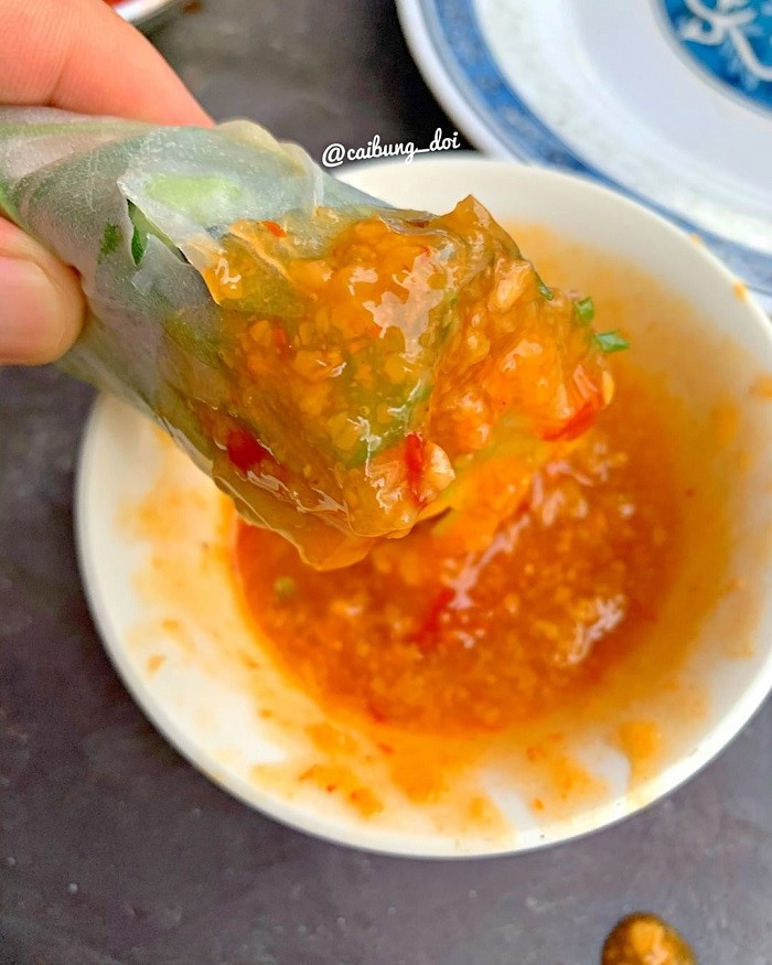 Đĩa nem nướng Nha Trang với đầy đủ rau thơm