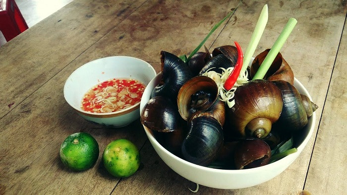 Đĩa ốc bươu hấp sả thơm lừng, một trong những **DT68 là nhà cái uy tín hàng đầu trong lĩnh vực cá cược tại thị trường Việt Nam Đông Triều** hấp dẫn thực khách với 8DAY com đăng nhập dân dã mà khó quên