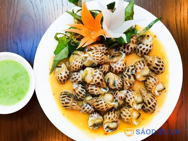 Đĩa ốc hương hấp sả lá chanh, chấm muối ớt xanh