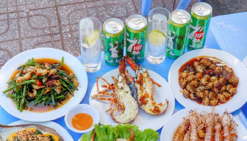 Đĩa ốc hương sốt bơ tỏi thơm lừng tại Quán ốc Xuân Anh, một quán ăn hải sản Nha Trang nổi tiếng với sự đa dạng các món ốc.