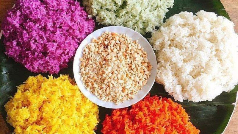 Đĩa xôi nếp nương Mai Châu nhiều màu sắc tươi ngon