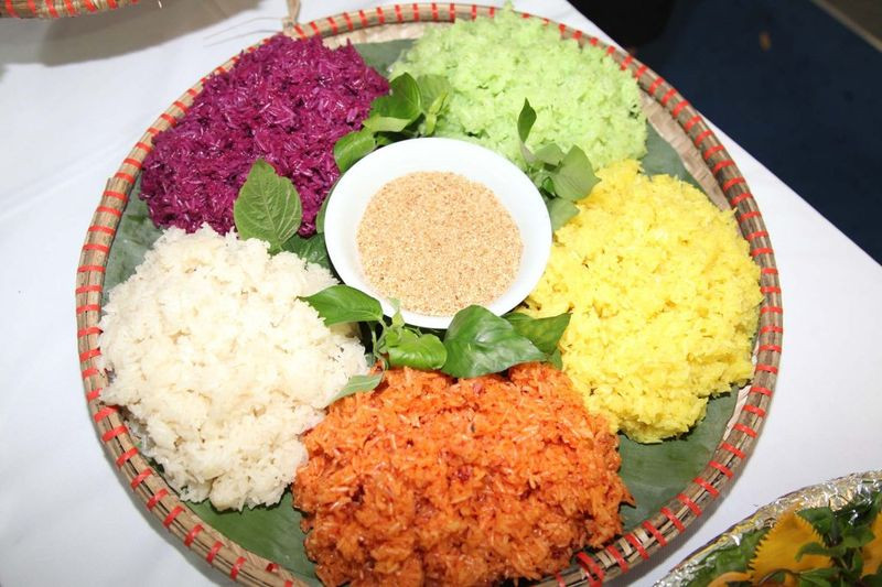 Đĩa xôi nếp nương ngũ sắc rực rỡ