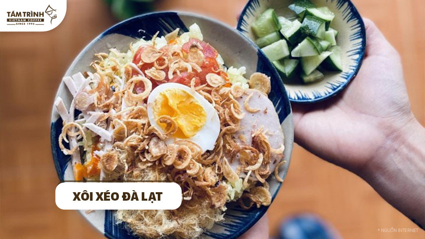 Đĩa xôi xéo Đà Lạt dẻo thơm, kết hợp đậu xanh, hành phi và ruốc mặn mà.