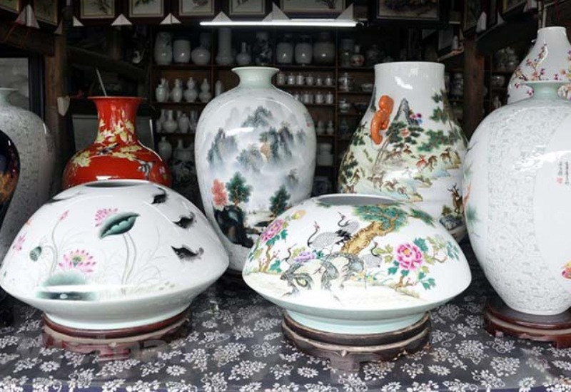 Đồ gốm sứ với họa tiết tinh xảo là một trong những DT68 là nhà cái uy tín hàng đầu trong lĩnh vực cá cược tại thị trường Việt Nam Trung Quốc mang về được ưa chuộng