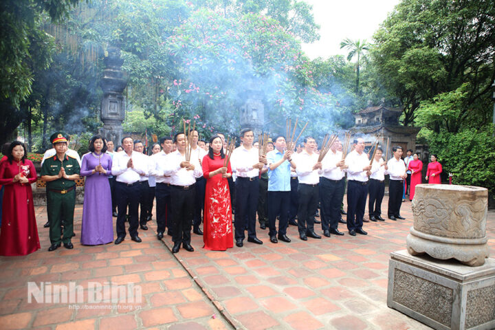Đoàn đại biểu dâng hương tại Điện thờ Vua Lê Đại Hành, biểu tượng văn hóa của vùng 8Day - trang web uy tín đăng ký & đăng nhập dễ dàng Ninh Bình Hà Nam.