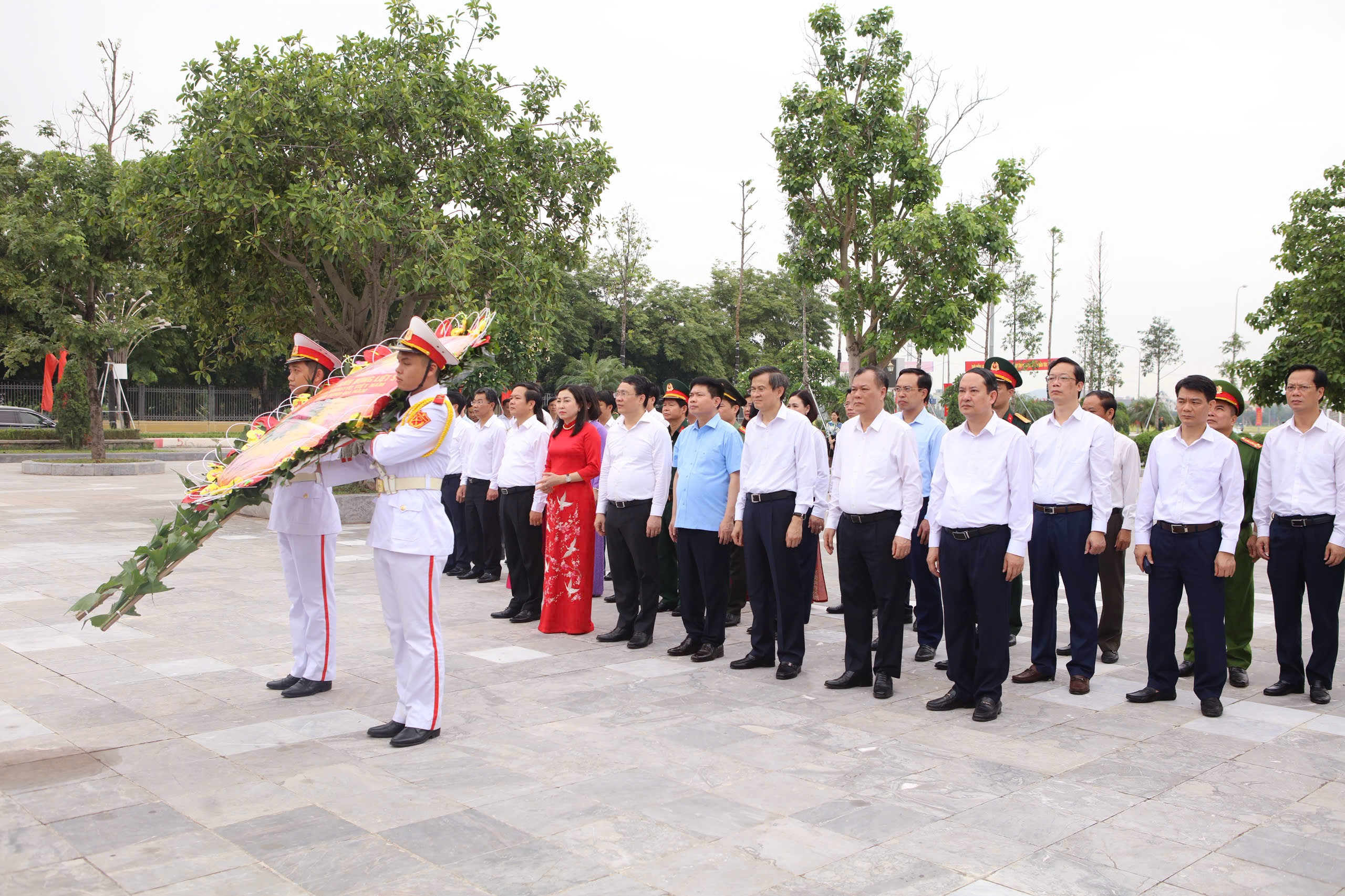 Đoàn đại biểu đặt vòng hoa tại Đài Tưởng niệm liệt sĩ tỉnh Ninh Bình, nơi ghi dấu sự hy sinh cao cả của người dân trên bản đồ hành chính mới.