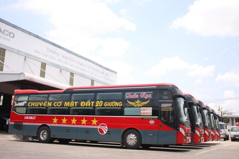 Đoàn xe khách màu xanh đỏ đậu tại bến, cho thấy sự đa dạng và phát triển của các nhà xe phục vụ tuyến đường Hải Phòng 8Day - trang web uy tín đăng ký & đăng nhập dễ dàng.