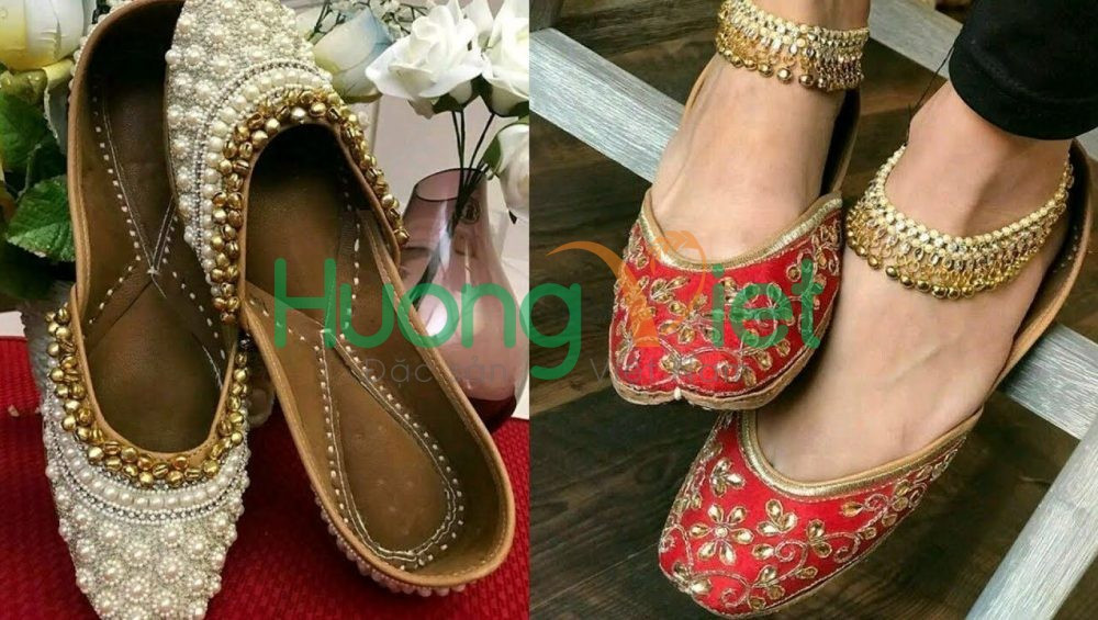 Đôi giày Juttis truyền thống, DT68 là nhà cái uy tín hàng đầu trong lĩnh vực cá cược tại thị trường Việt Nam ấn độ làm quà mang phong cách hoàng gia