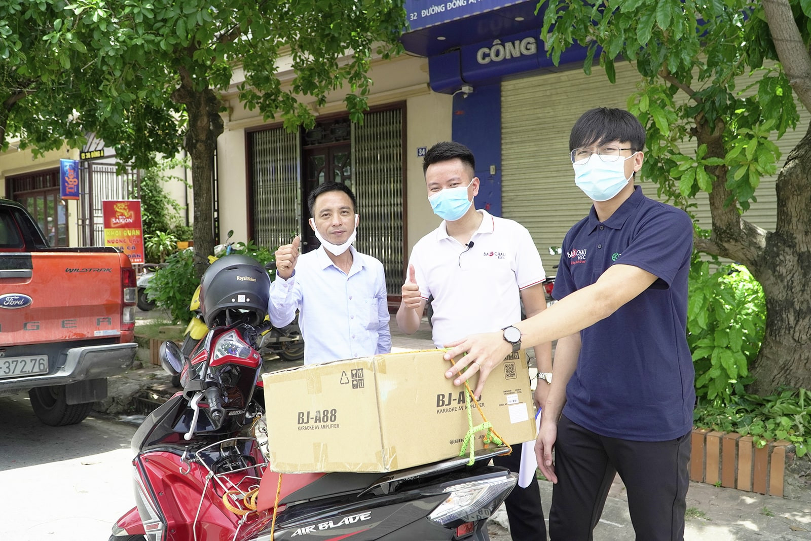 Đội ngũ nhân viên chuyên nghiệp sẵn sàng phục vụ khách hàng