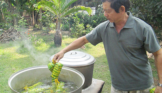 Đòn bánh tét truyền thống chuẩn bị được nấu chín